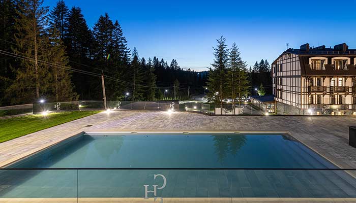 Басейн під відкритим небом в Crona Hotel&SPA